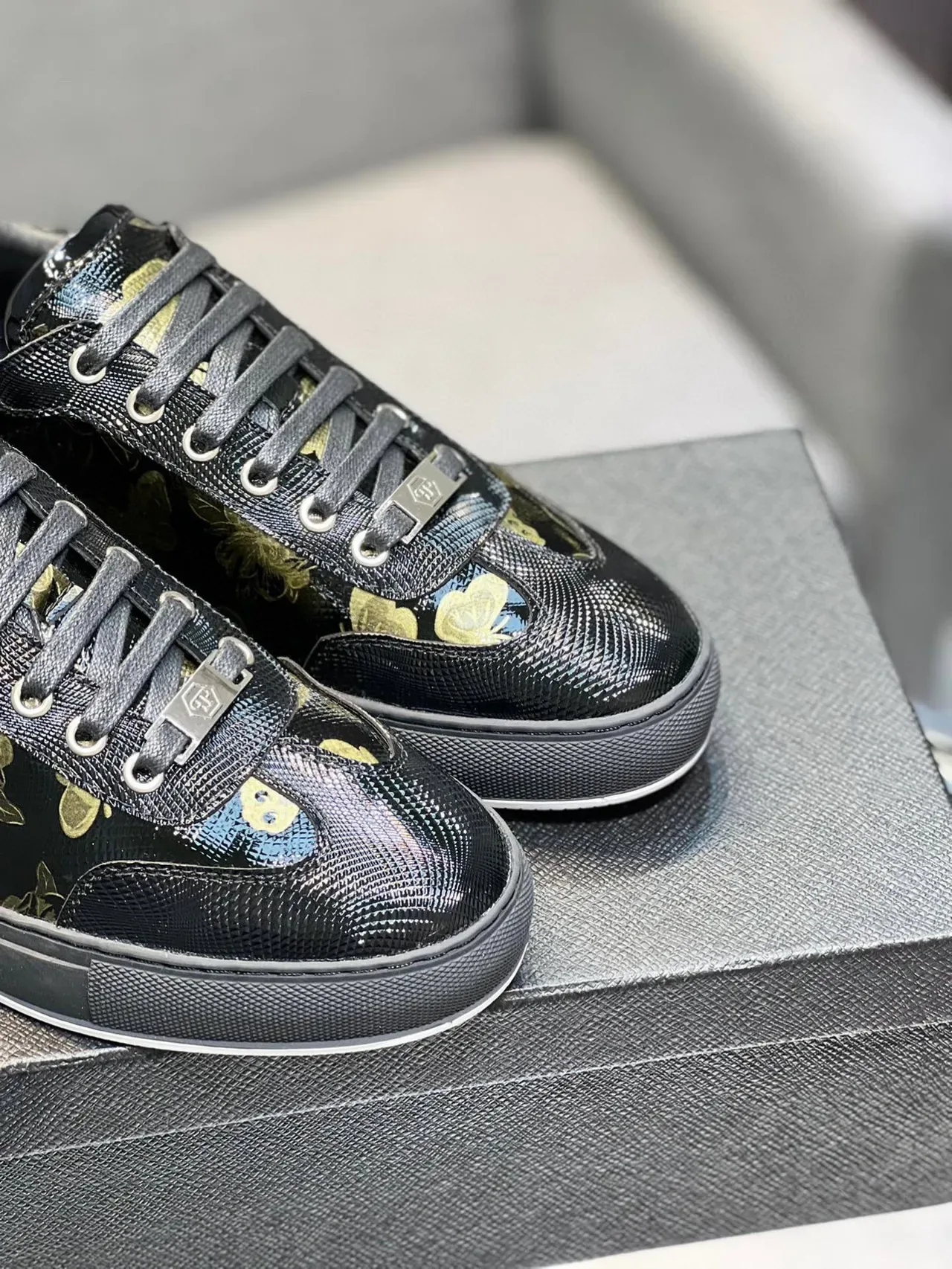 Philipp Plein Sneakers Lifestyle Preto Dourado Brilhante Texturizado na Parte Superior com Impressão Floral e de Borboleta 9