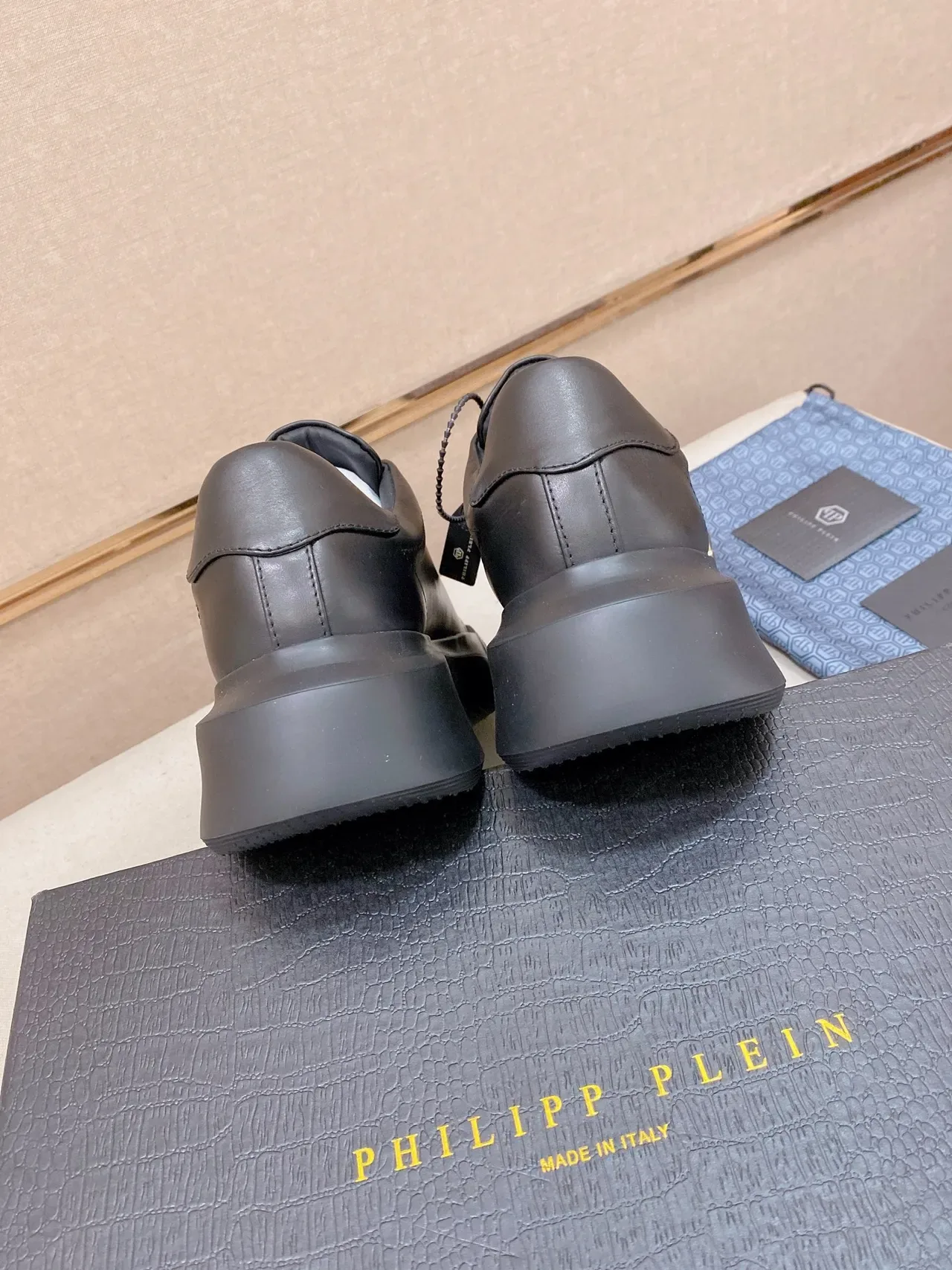 Philipp Plein কালো সোনা ম্যাট চামড়া ষাটকোণীয় PP Logo জীবনশৈলী স্নিকার্স 3