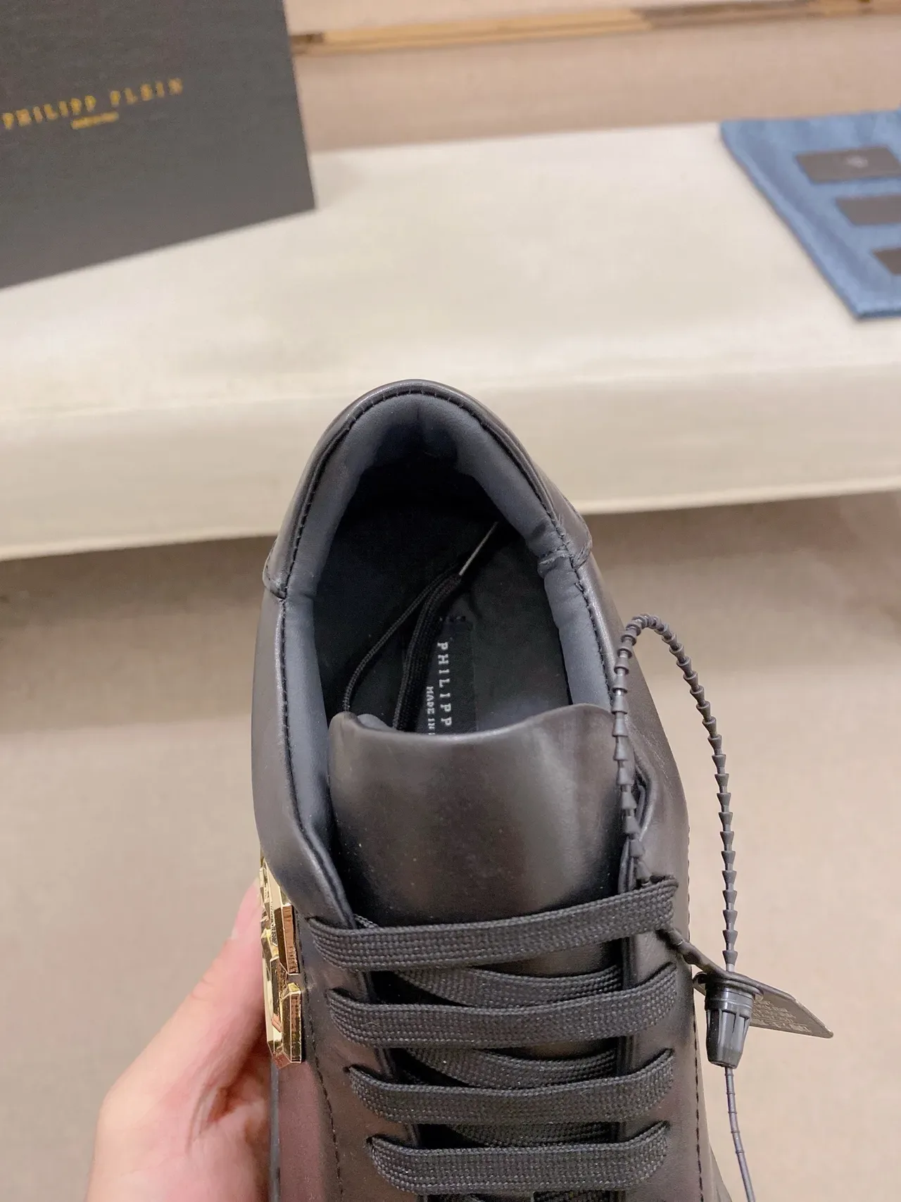 Philipp Plein কালো সোনা ম্যাট চামড়া ষাটকোণীয় PP Logo জীবনশৈলী স্নিকার্স 4