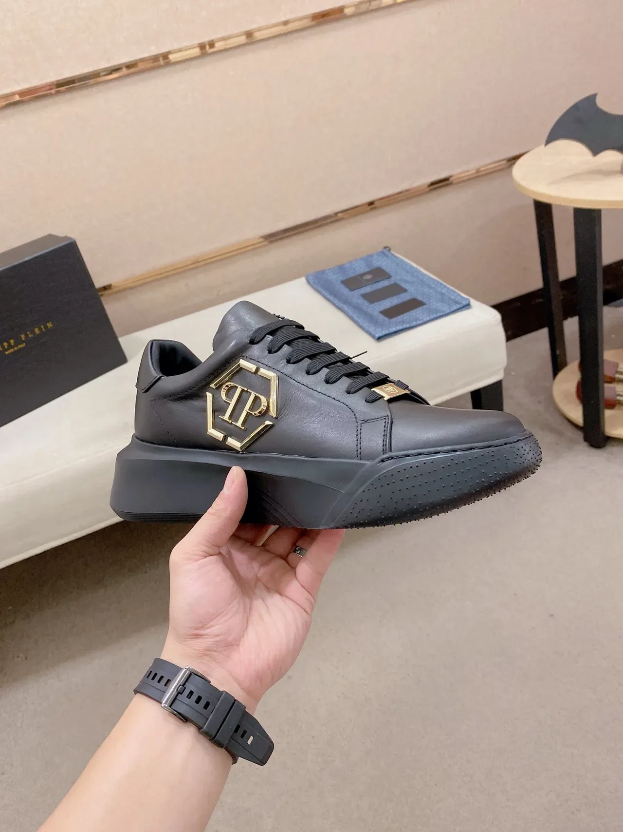 Philipp Plein কালো সোনা ম্যাট চামড়া ষাটকোণীয় PP Logo জীবনশৈলী স্নিকার্স 5