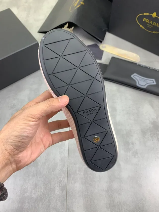 Zapatillas Lifestyle Prada Beige y Rosa con Upper de Malla Tejida y Patrón de Cuadrícula Perforado 2