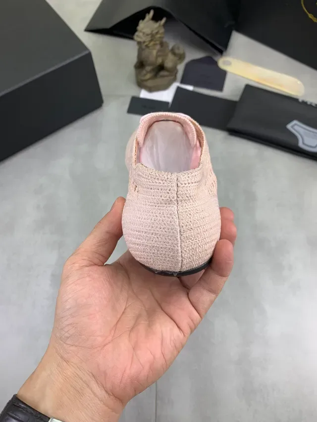 Zapatillas Lifestyle Prada Beige y Rosa con Upper de Malla Tejida y Patrón de Cuadrícula Perforado 3