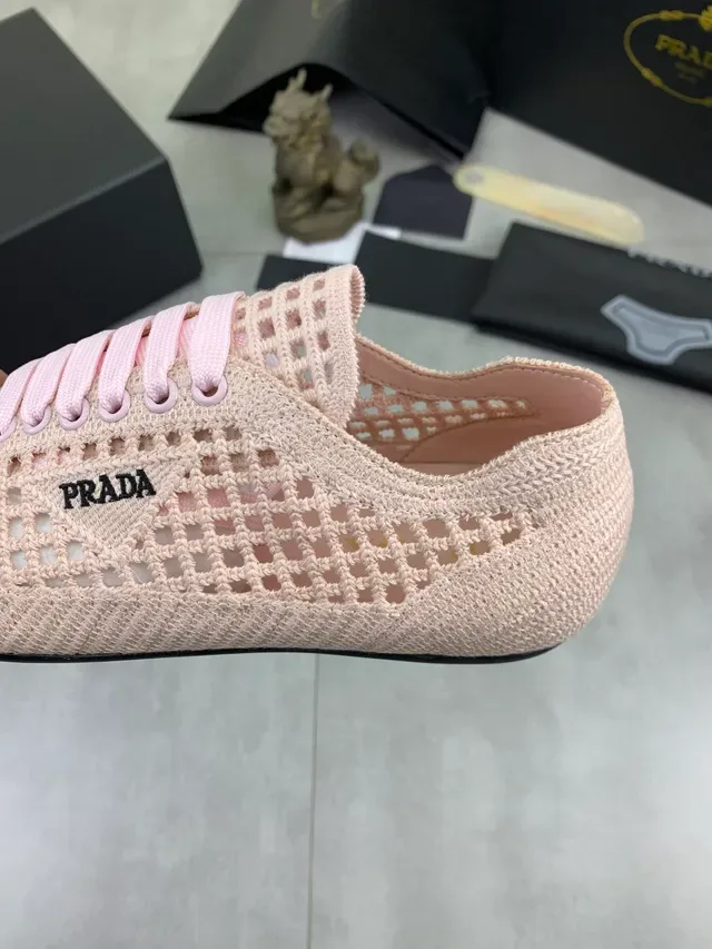 Zapatillas Lifestyle Prada Beige y Rosa con Upper de Malla Tejida y Patrón de Cuadrícula Perforado 4