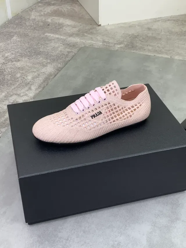 Zapatillas Lifestyle Prada Beige y Rosa con Upper de Malla Tejida y Patrón de Cuadrícula Perforado 5