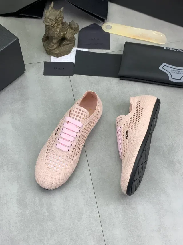 Zapatillas Lifestyle Prada Beige y Rosa con Upper de Malla Tejida y Patrón de Cuadrícula Perforado 6