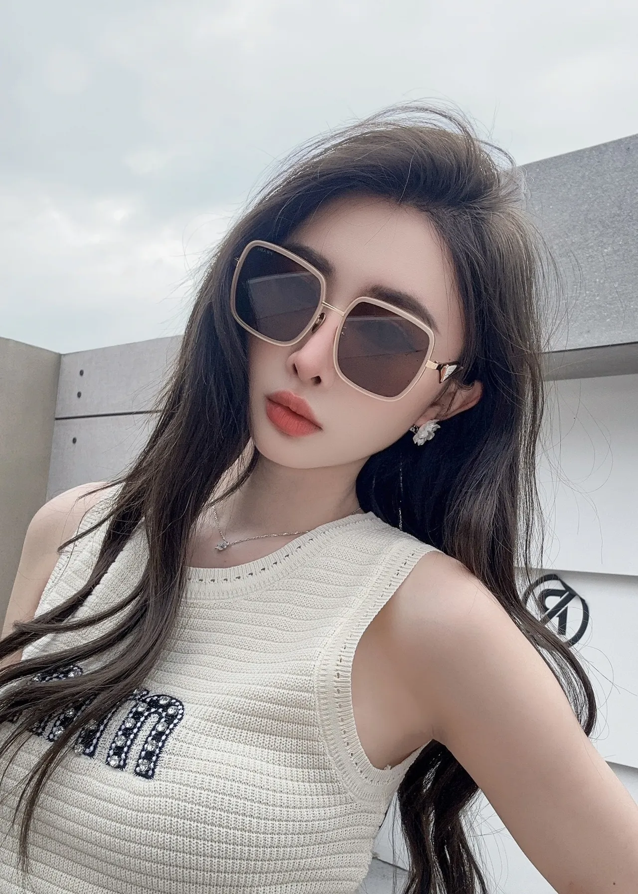 Prada 黑金 超大方框 金属点缀 太阳镜 5
