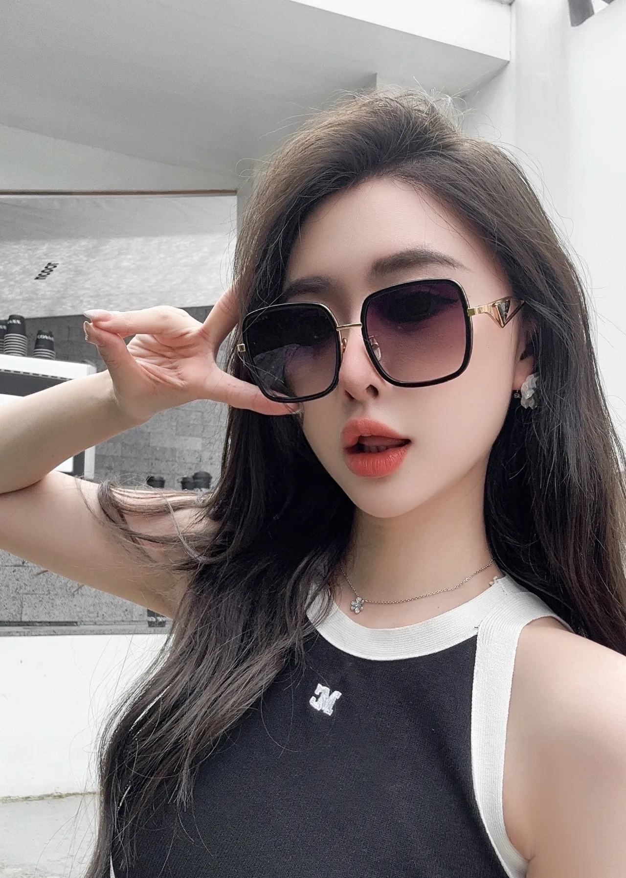 Prada 黑金 超大方框 金属点缀 太阳镜 6