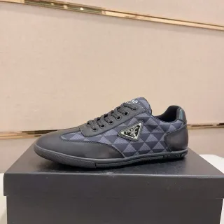 Prada Tênis Lifestyle Preto e Cinza Low-Top com Painel Lateral Impresso Geometricamente