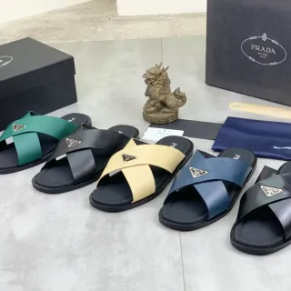 Prada Sandalias Negro y Verde Correa Cruzada con Placa de Logo de Metal