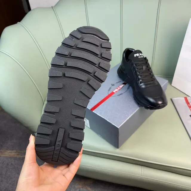 Prada Sapatilha de Couro e Textil Preto Low-Top Lifestyle 2