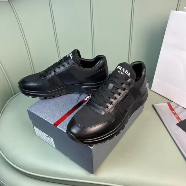 Prada Sapatilha de Couro e Textil Preto Low-Top Lifestyle 3