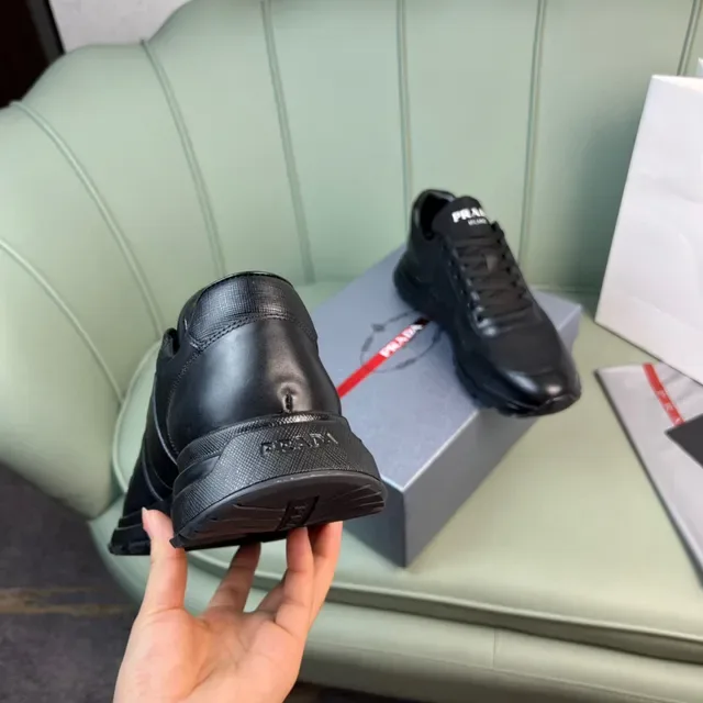 Prada Sapatilha de Couro e Textil Preto Low-Top Lifestyle 4