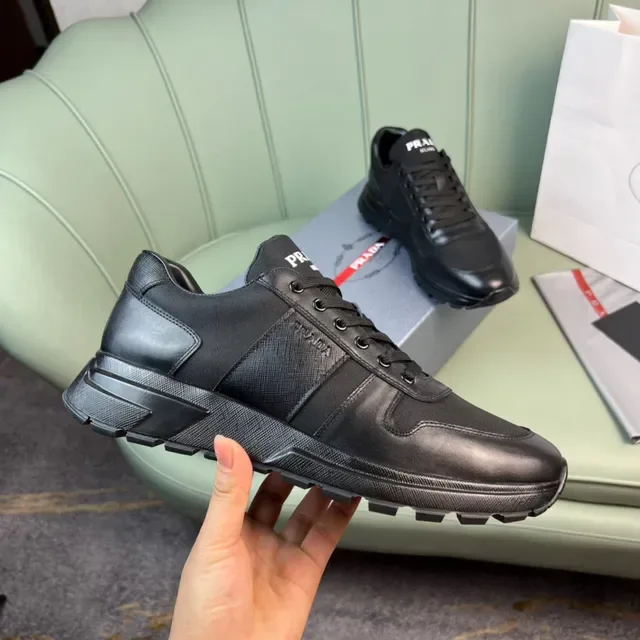 Prada Sapatilha de Couro e Textil Preto Low-Top Lifestyle 5