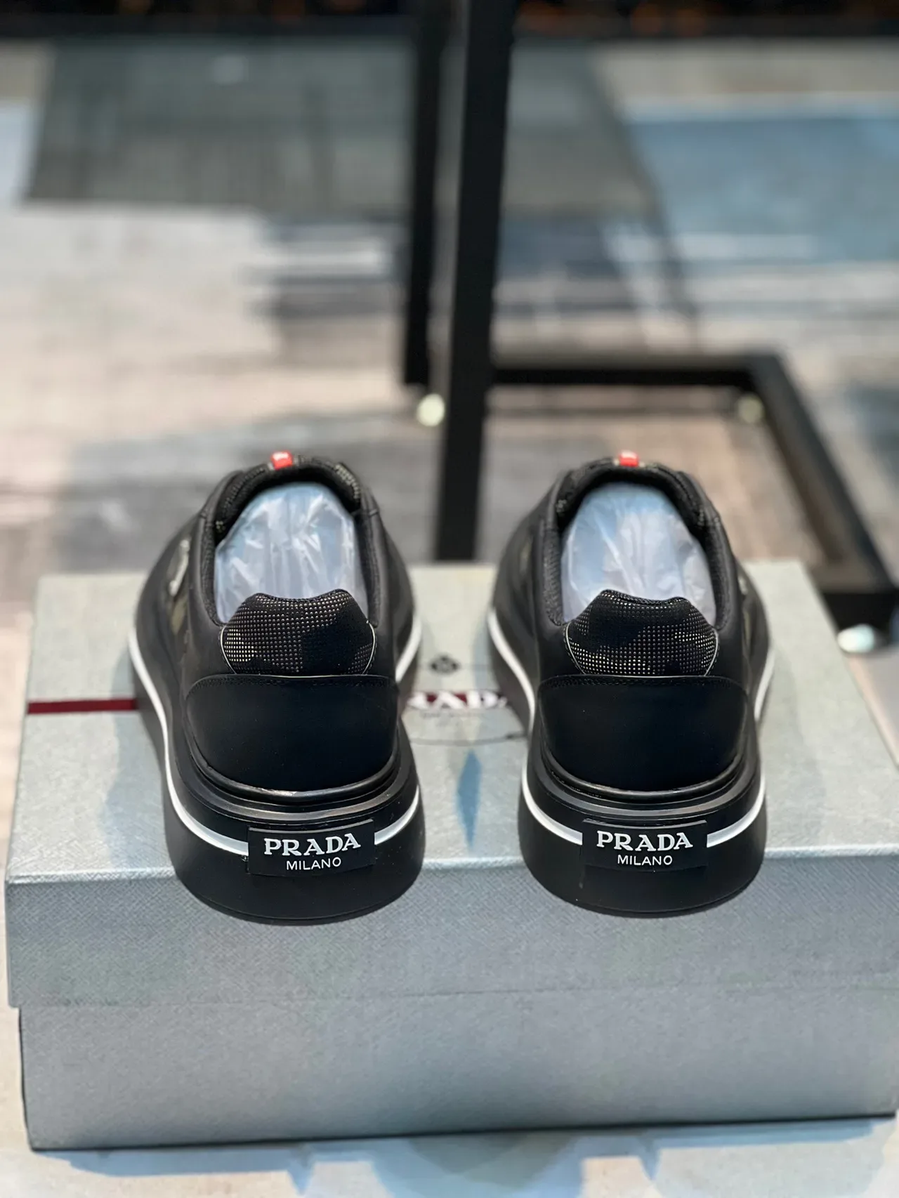 Prada Tênis Lifestyle com Solado Plataforma Grossa de Malha e Couro Superior Preto e Vermelho 2