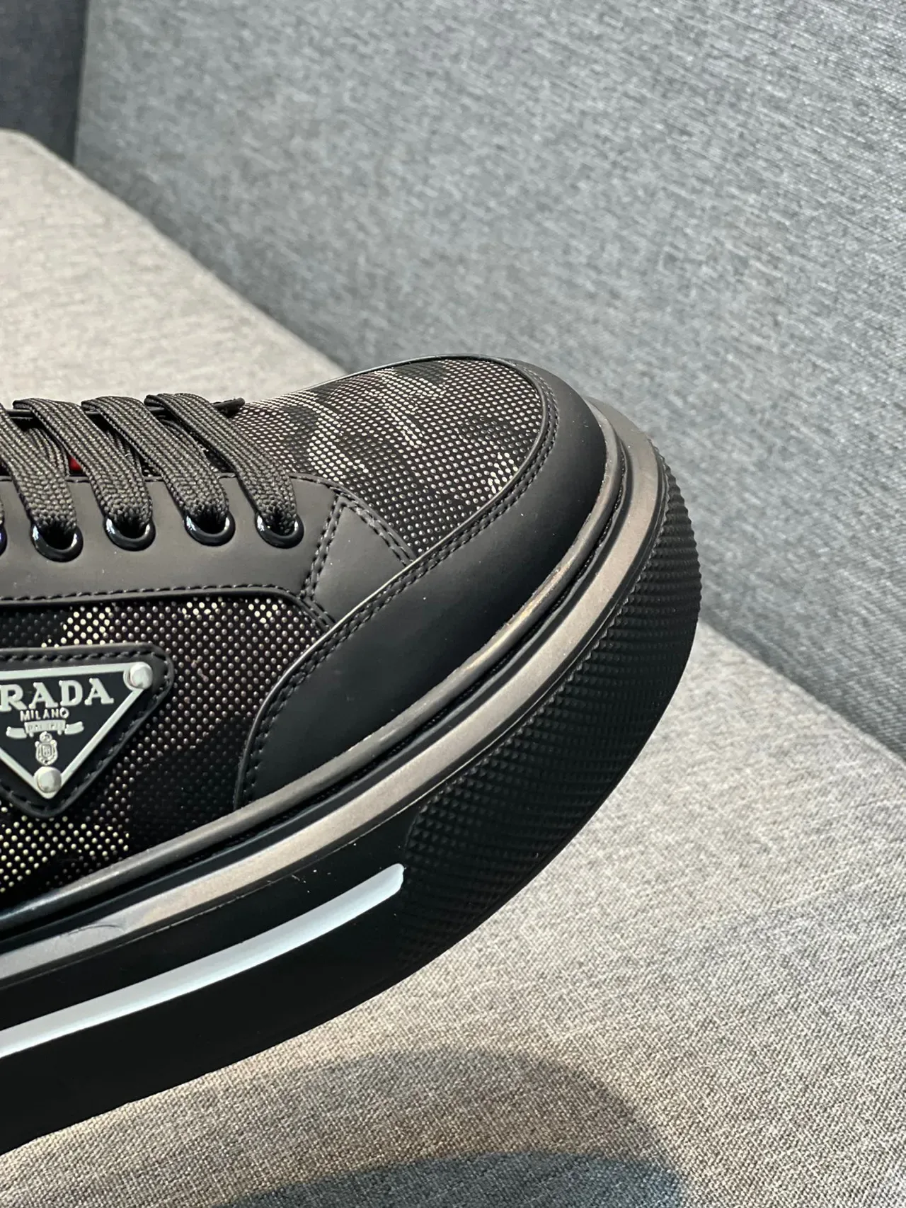 Prada Tênis Lifestyle com Solado Plataforma Grossa de Malha e Couro Superior Preto e Vermelho 3