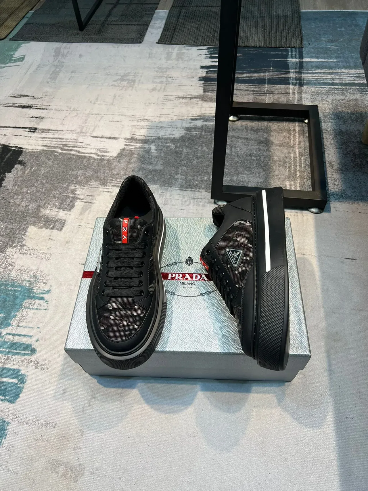 Prada Tênis Lifestyle com Solado Plataforma Grossa de Malha e Couro Superior Preto e Vermelho 4