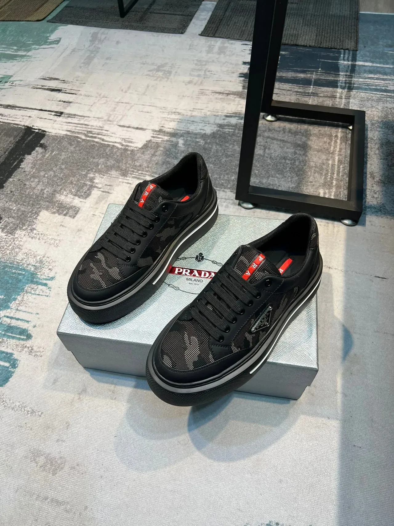 Prada Tênis Lifestyle com Solado Plataforma Grossa de Malha e Couro Superior Preto e Vermelho 5