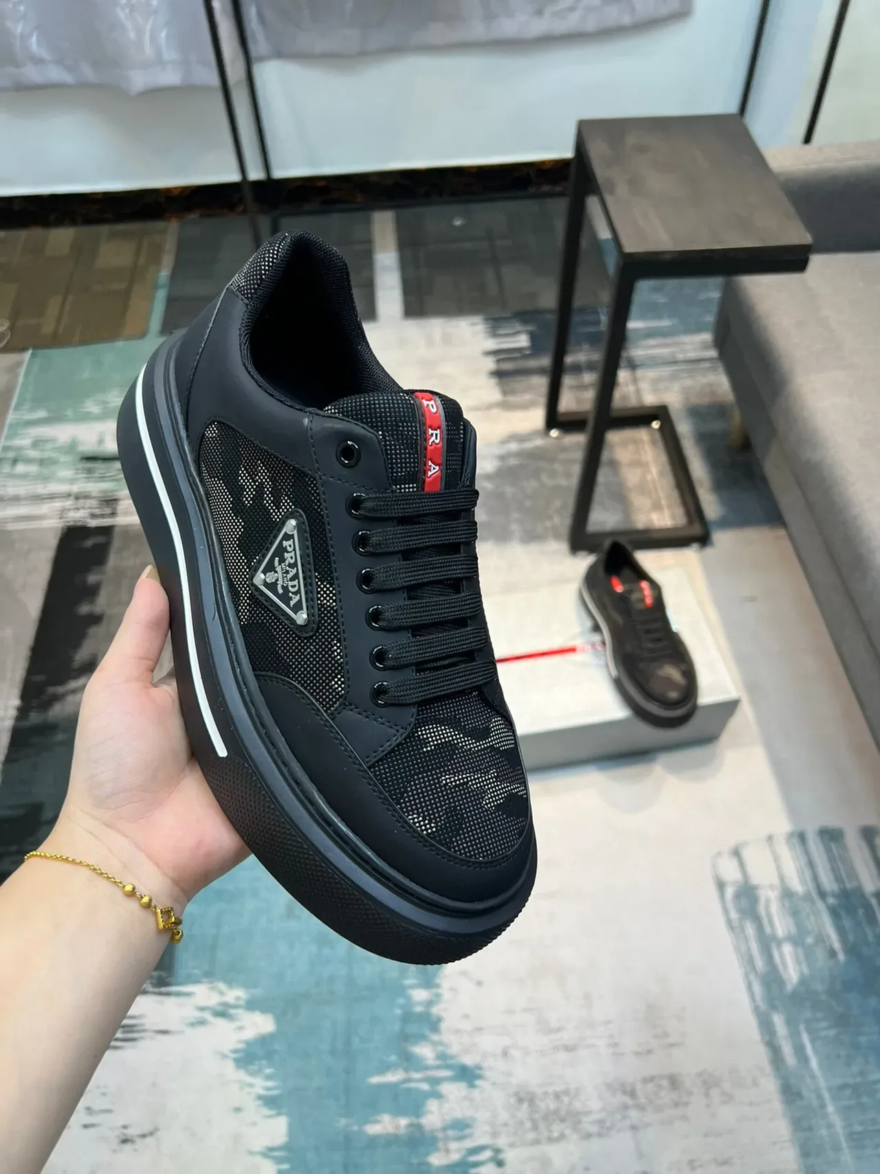 Prada Tênis Lifestyle com Solado Plataforma Grossa de Malha e Couro Superior Preto e Vermelho 6