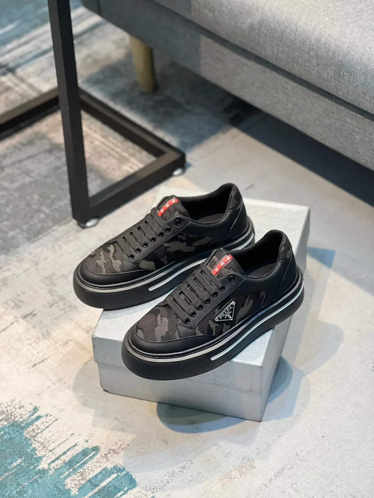 Prada Tênis Lifestyle com Solado Plataforma Grossa de Malha e Couro Superior Preto e Vermelho 7