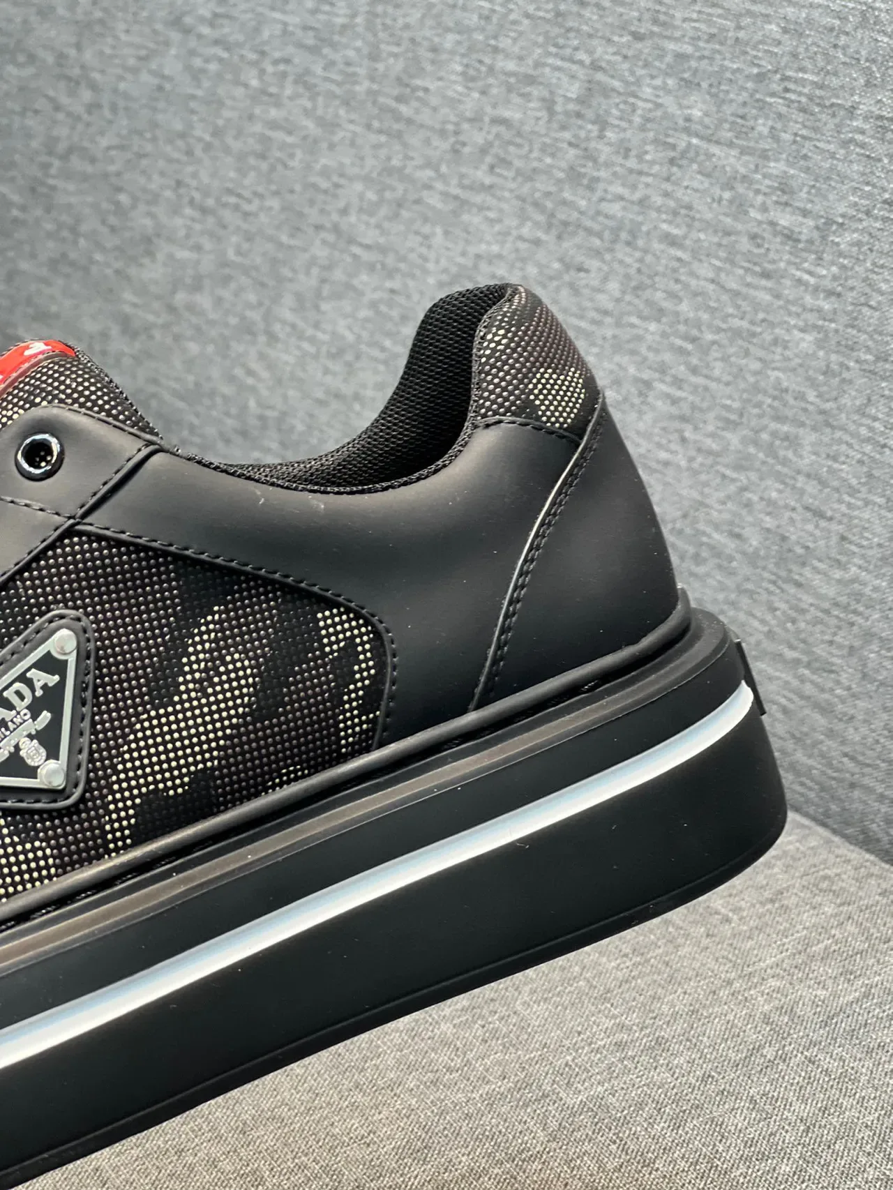 Prada Tênis Lifestyle com Solado Plataforma Grossa de Malha e Couro Superior Preto e Vermelho 8