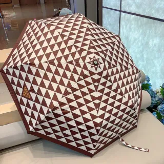 Prada भूरा सफेद ज्योमेट्रिक त्रिकोणीय प्रिंट फोल्डेबल कैनोपी हैंडबैग