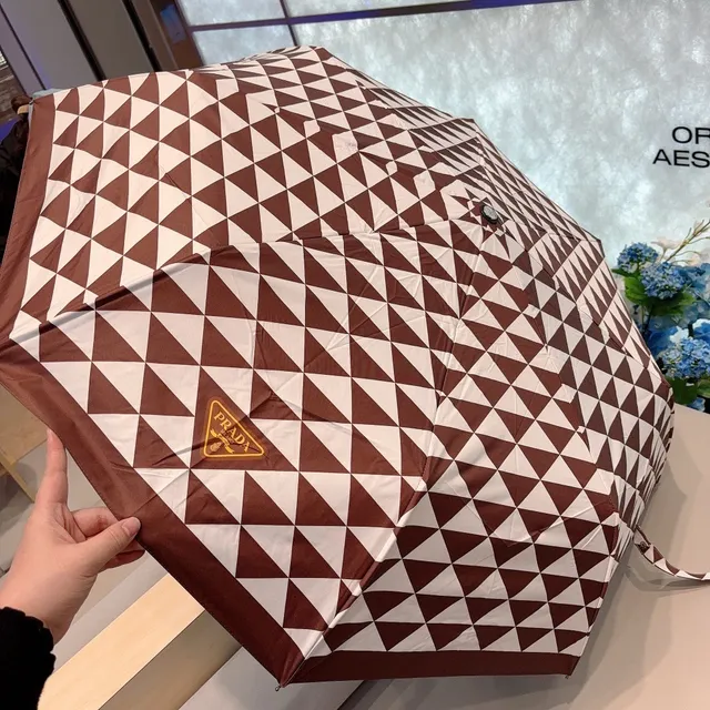 Prada 棕白几何三角印花可折叠天篷手袋 2