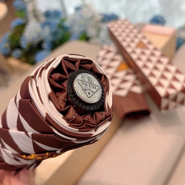 Prada 棕白几何三角印花可折叠天篷手袋 5