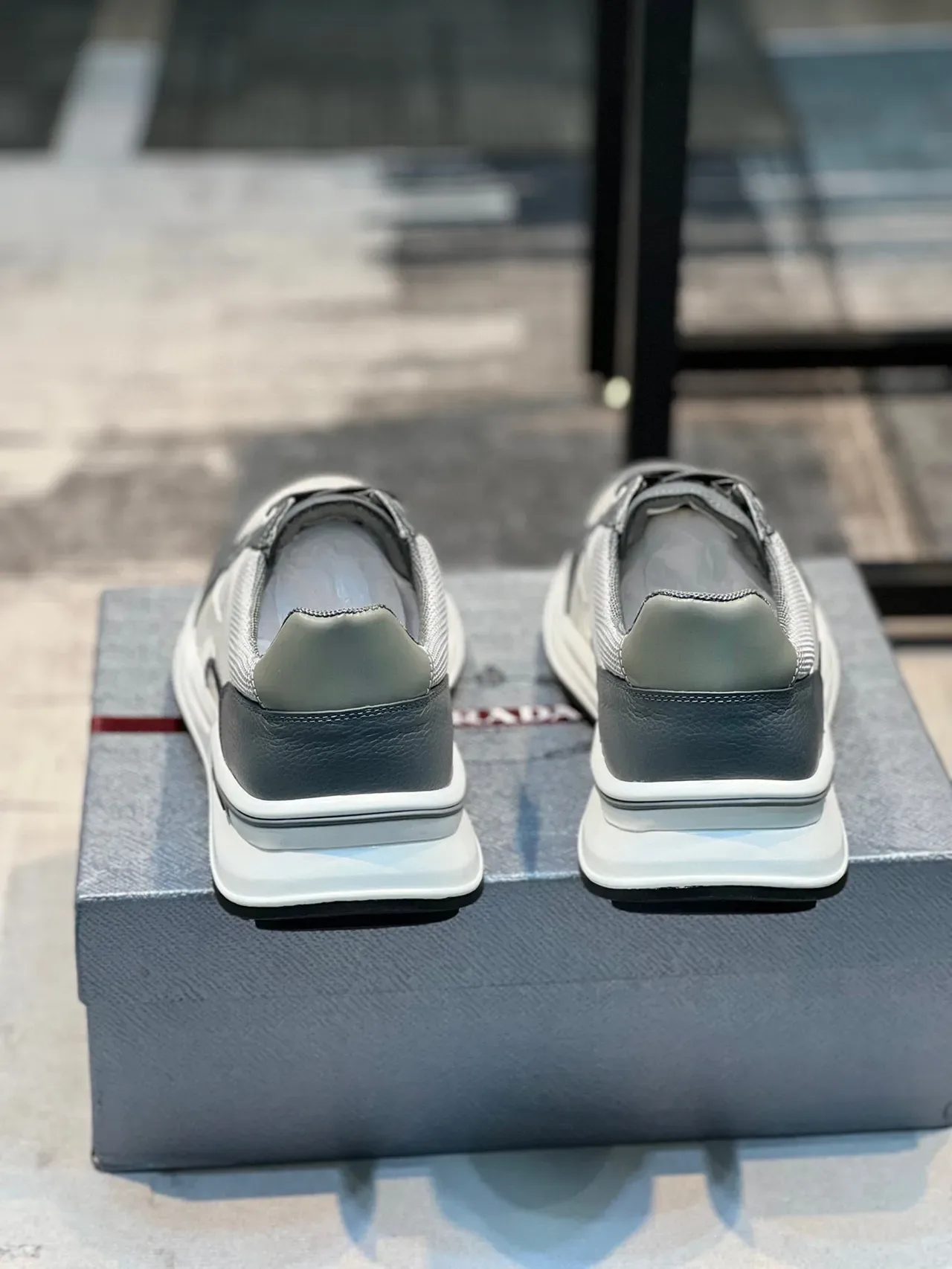Prada Cloudbust sneakers lifestyle gris et blanc 2