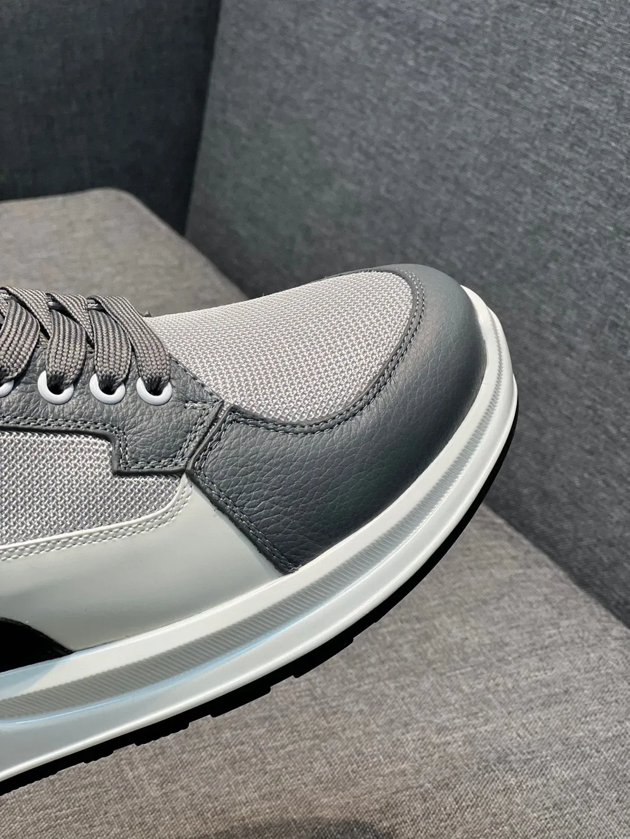Prada Cloudbust sneakers lifestyle gris et blanc 3
