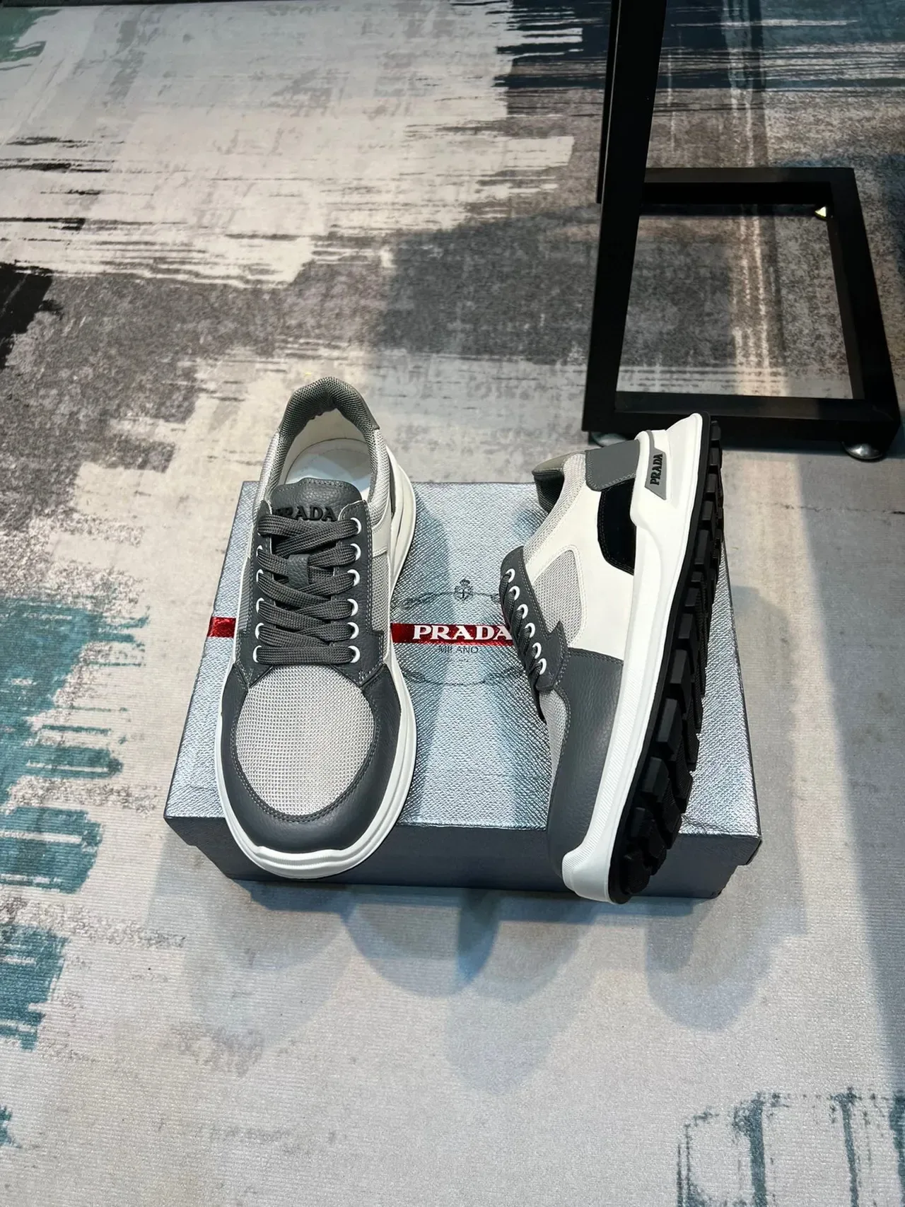 Prada Cloudbust sneakers lifestyle gris et blanc 4