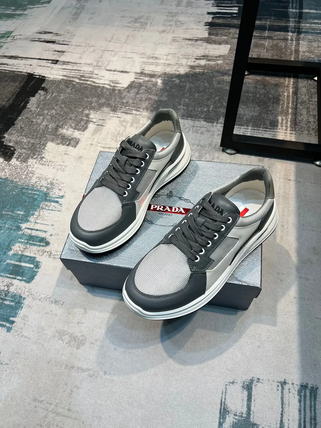Prada Cloudbust sneakers lifestyle gris et blanc 5