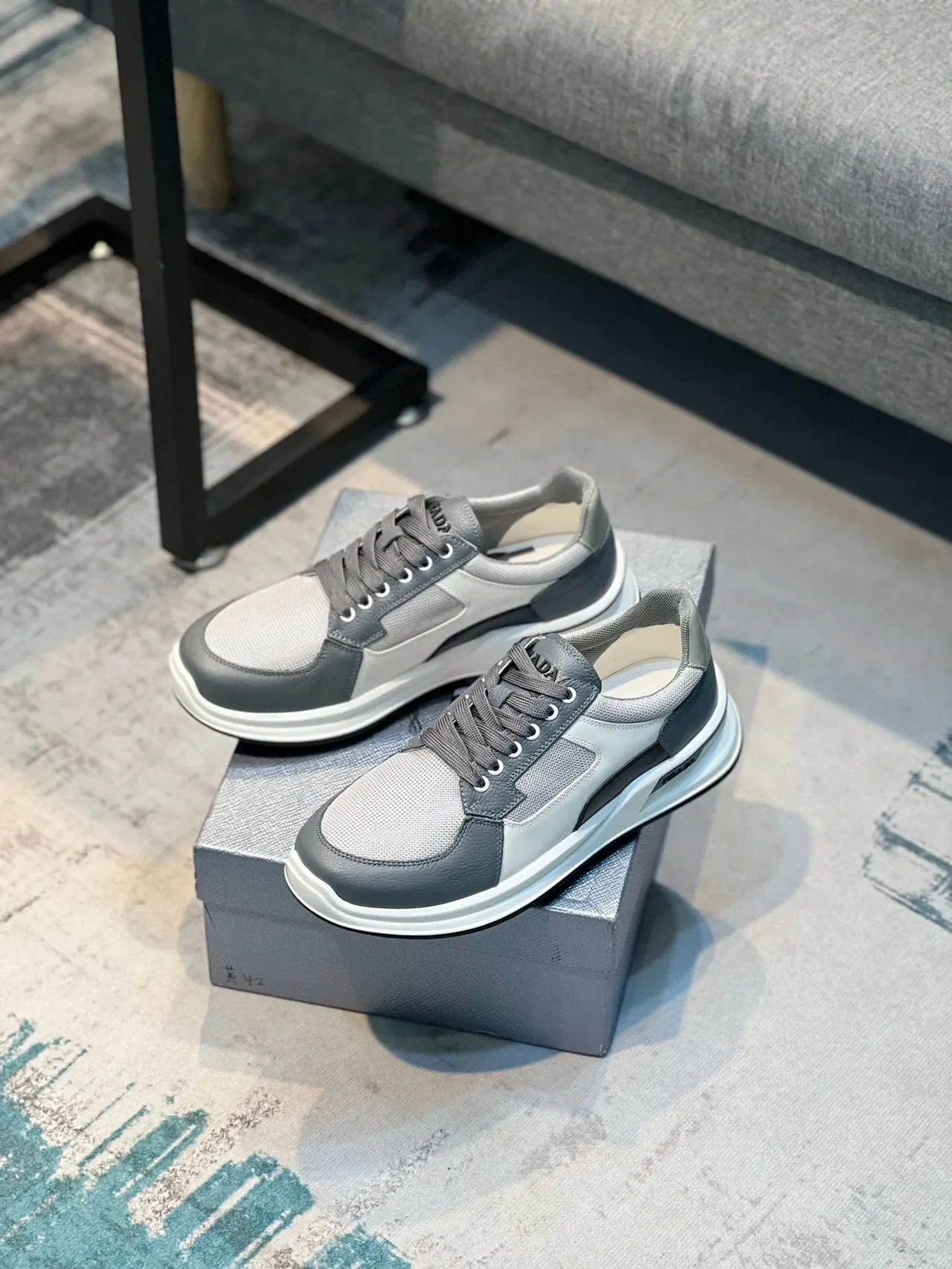 Prada Cloudbust sneakers lifestyle gris et blanc 6