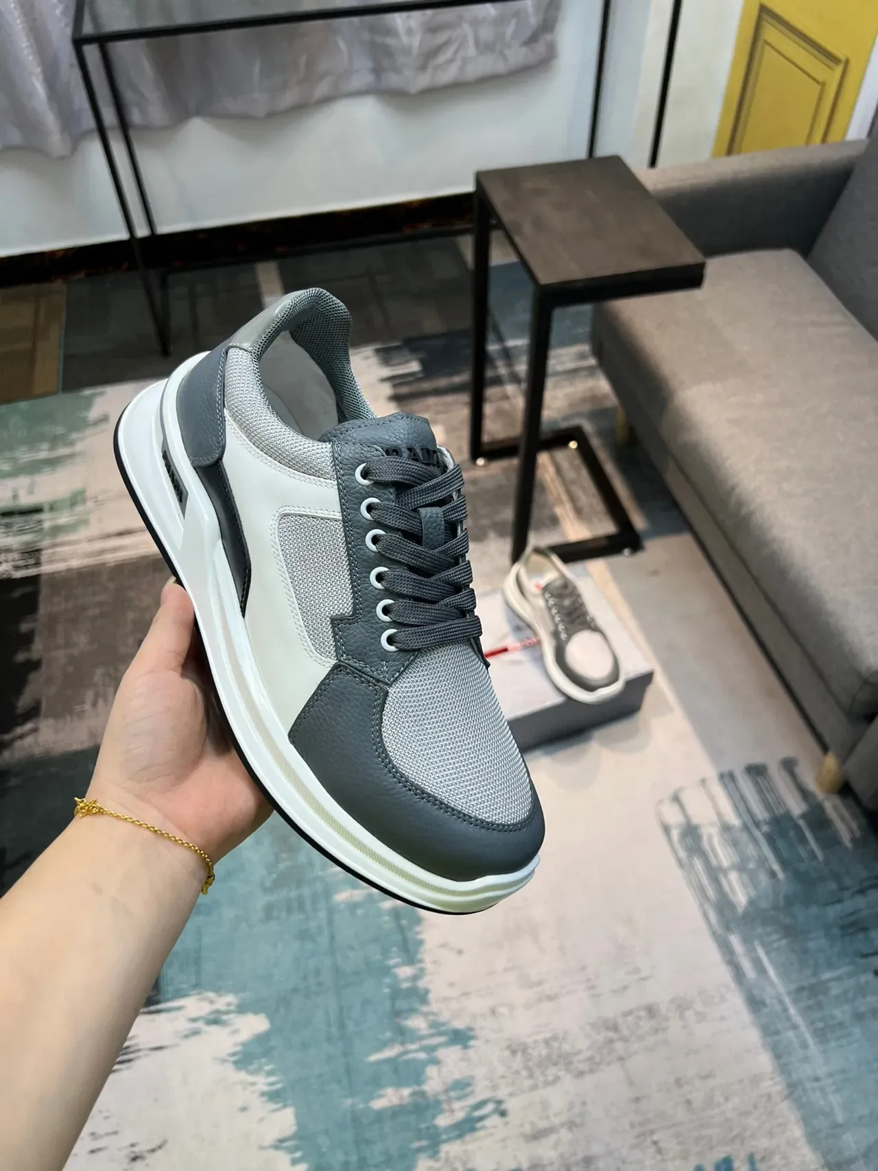 Prada Cloudbust sneakers lifestyle gris et blanc 7