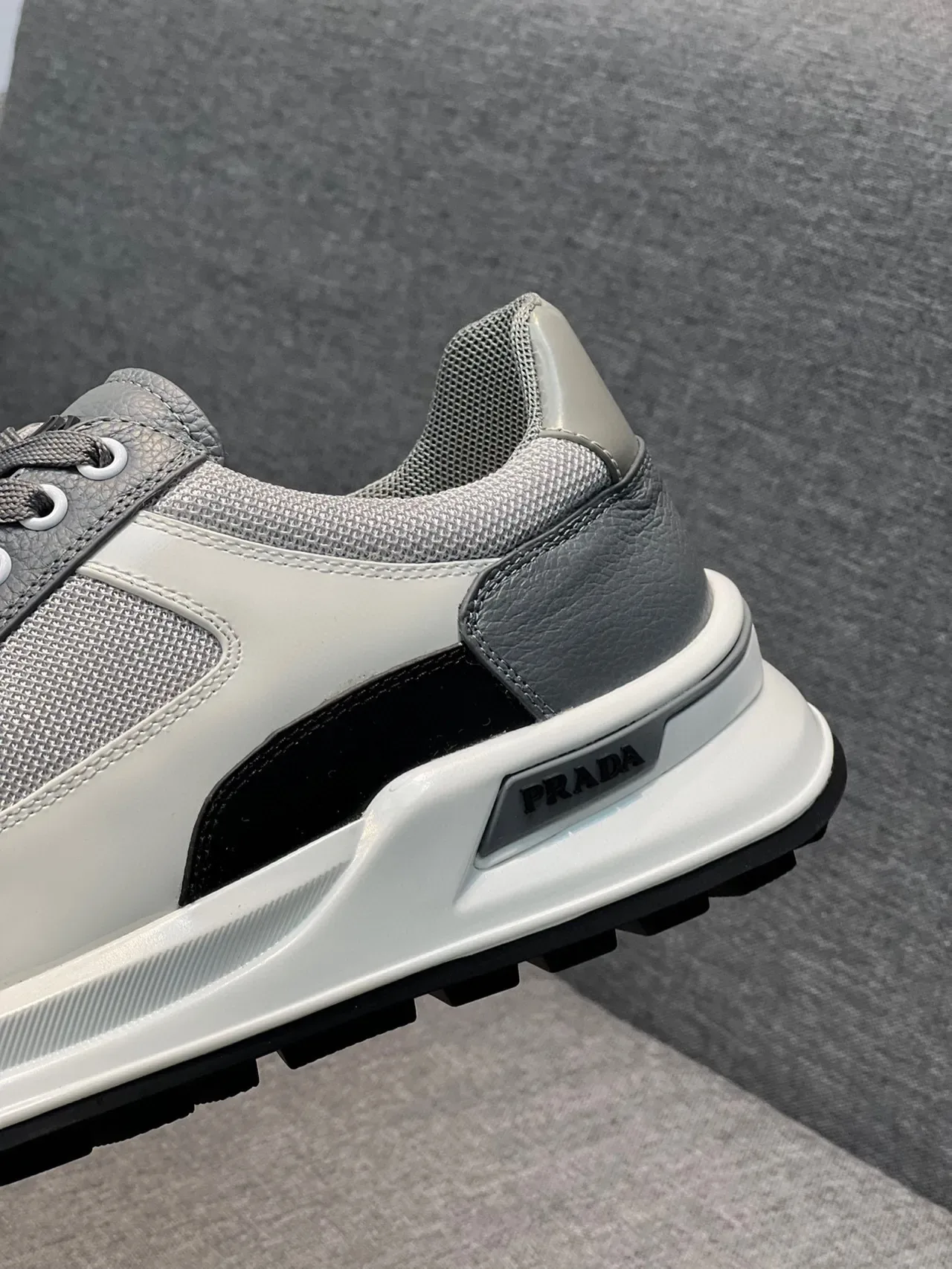 Prada Cloudbust sneakers lifestyle gris et blanc 8