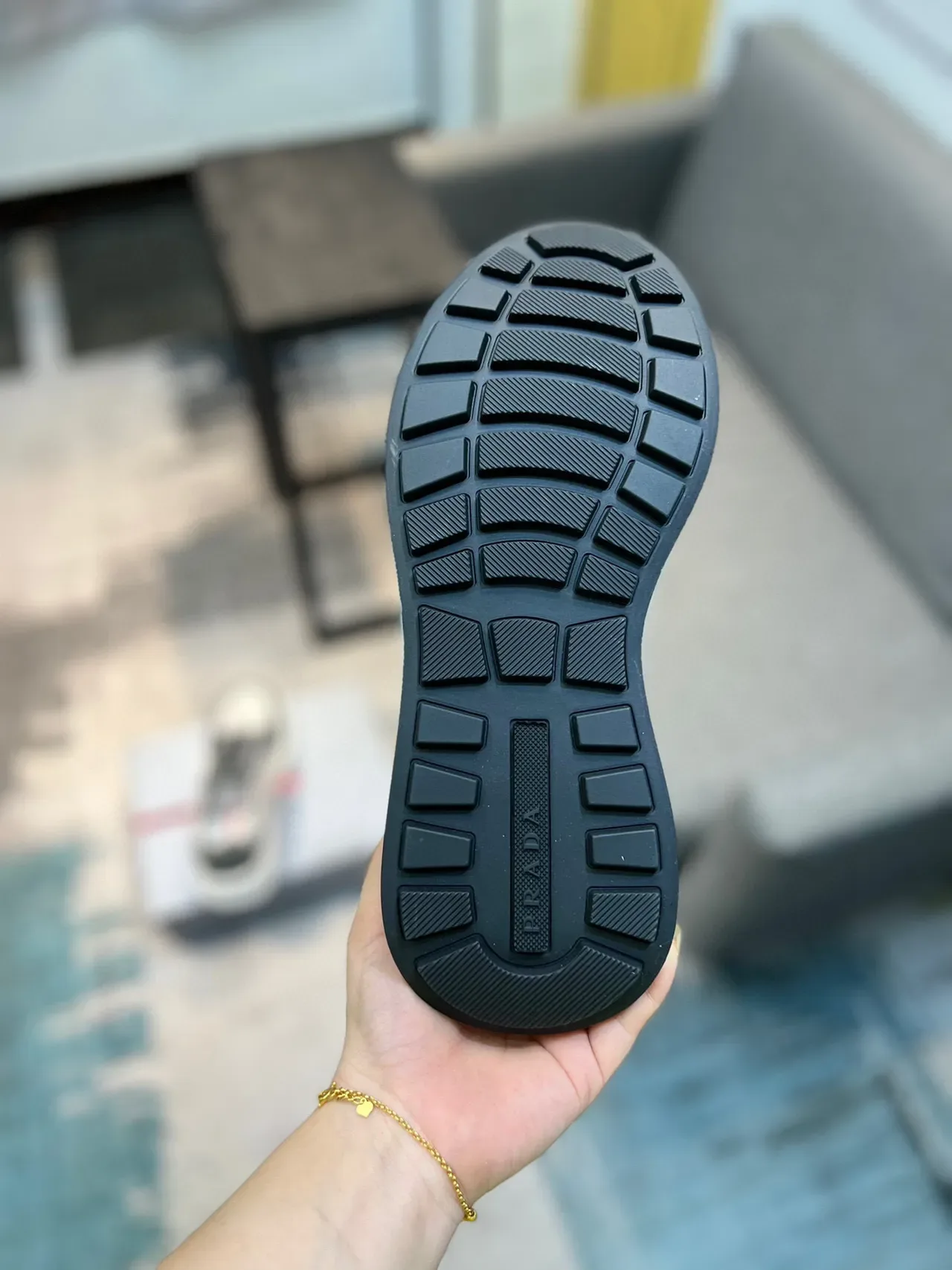 Prada Cloudbust sneakers lifestyle gris et blanc 9