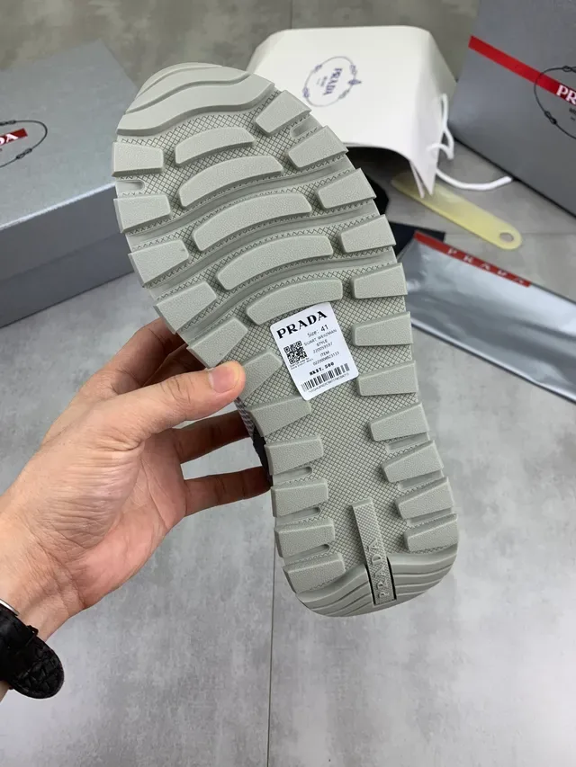 Prada Cloudbust Gris Maille et Daim Slip-On Lifestyle Sneakers 2