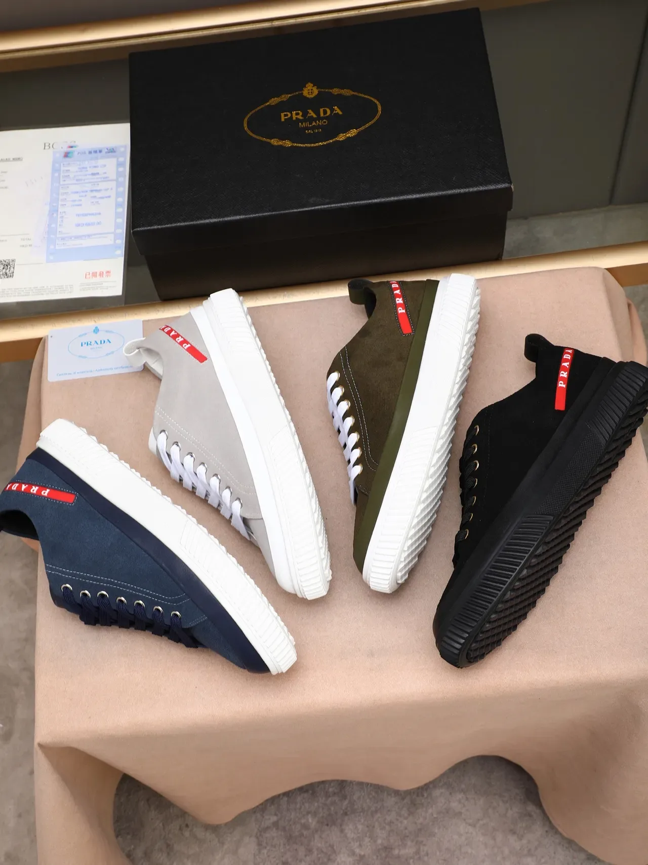 Prada Cloudbust Sneakers Lifestyle Daim Gris avec Ruban Logo Rouge 2