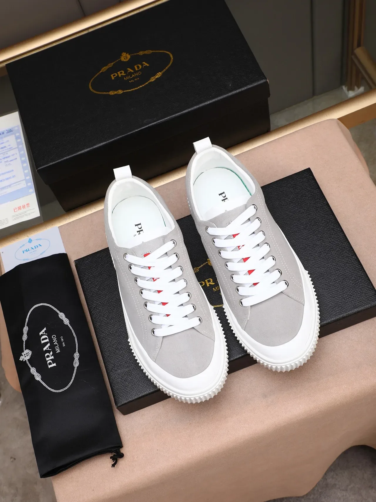 Prada Cloudbust Sneakers Lifestyle Daim Gris avec Ruban Logo Rouge 3