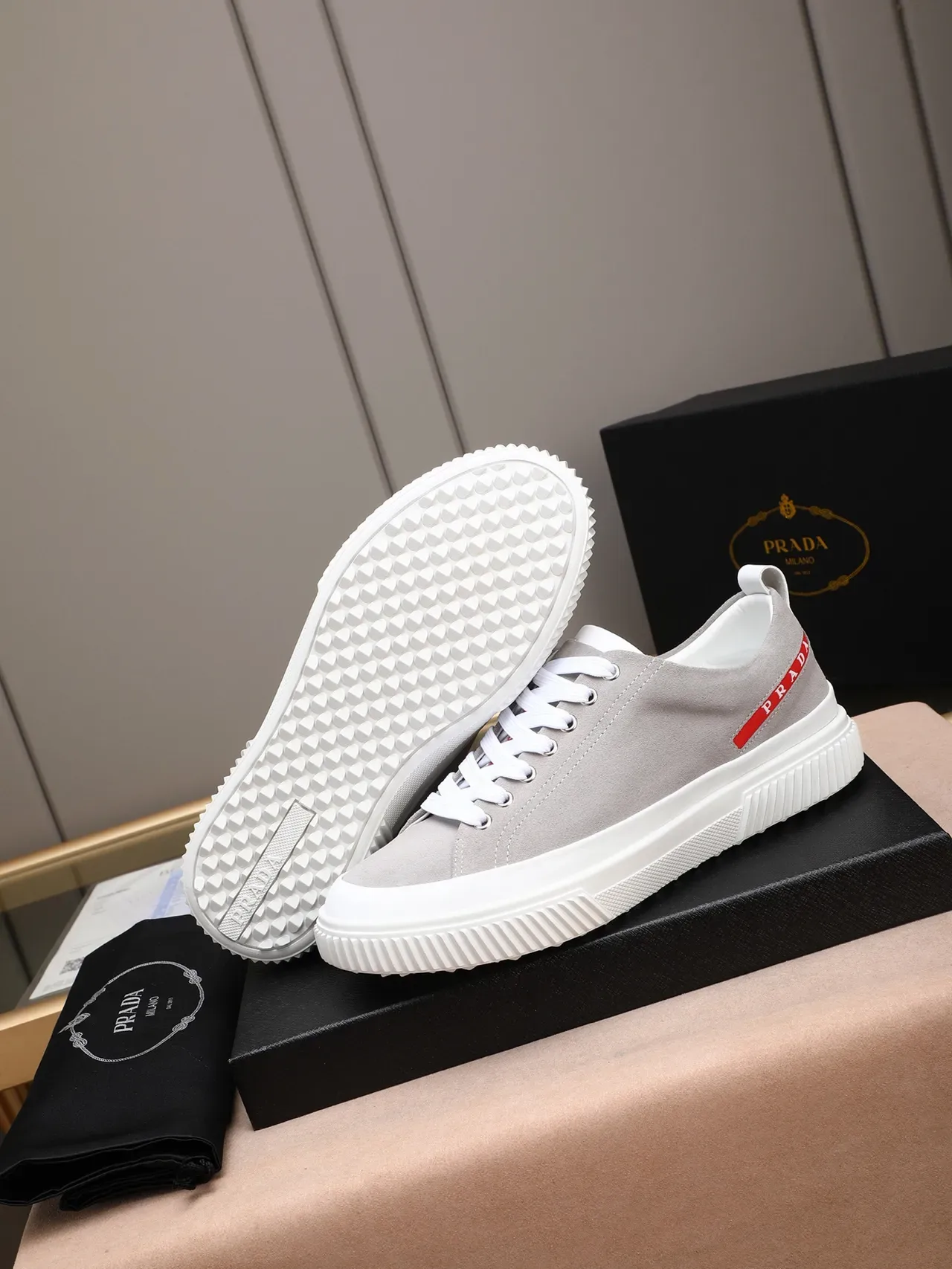 Prada Cloudbust Sneakers Lifestyle Daim Gris avec Ruban Logo Rouge 4