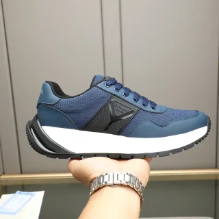 Prada Cloudbust नेवी ब्लू मेश और सिंथेटिक चंकी स्नीकर