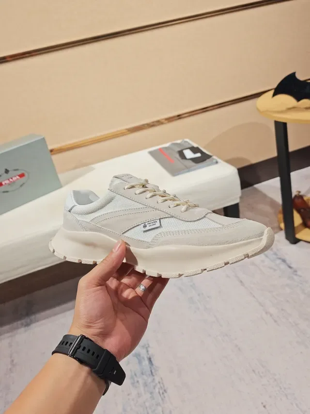 प्राडा क्लाउडबस्ट Off-White मिक्स्ड-मटेरियल चंक स्नीकर 5