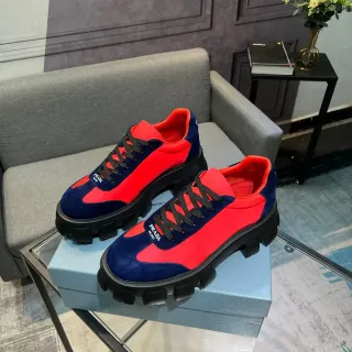 Prada Cloudbust लाल और नेवी सूड लाइफस्टाइल स्नीकर