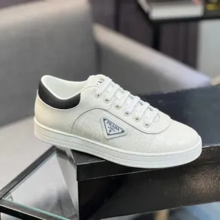 Prada Cloudbust सफेद काला मगरमछ दबाया चमड़ा त्रिकोणीय लोगो पट्टिका जीवनशैली स्नीकर्स