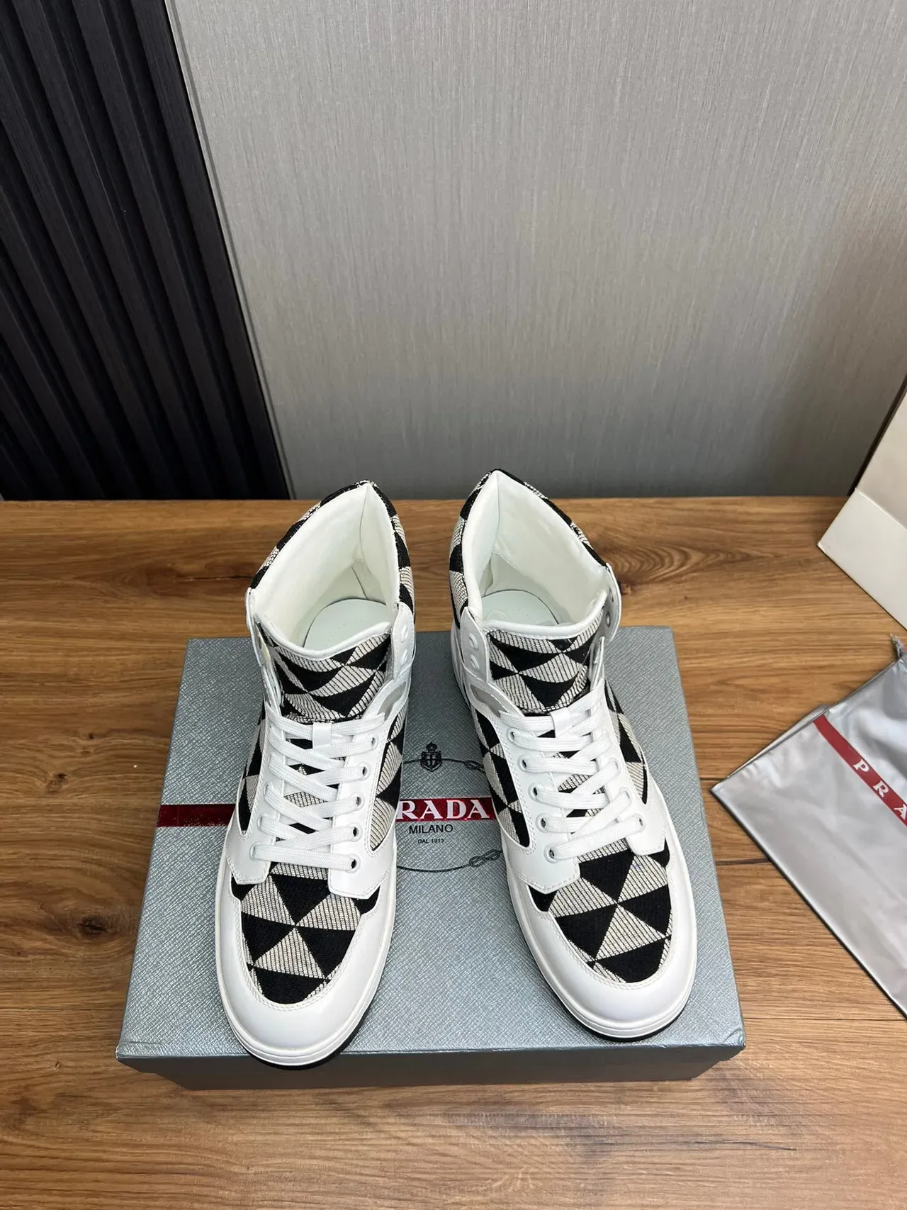 Prada Cloudbust Blanc Noir Baskets Hautes Cuir Brillant Lifestyle 2