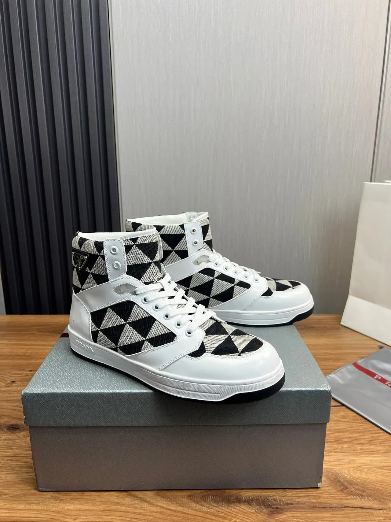 Prada Cloudbust Blanc Noir Baskets Hautes Cuir Brillant Lifestyle 3