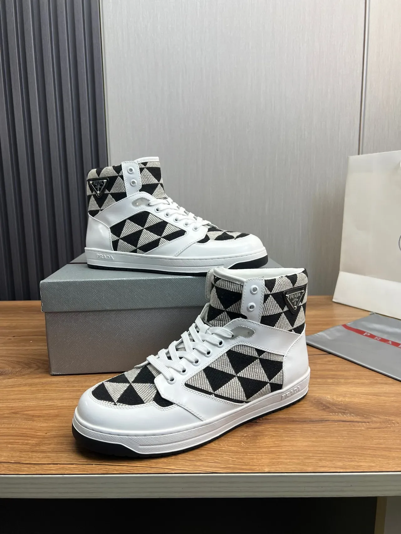 Prada Cloudbust Blanc Noir Baskets Hautes Cuir Brillant Lifestyle 4