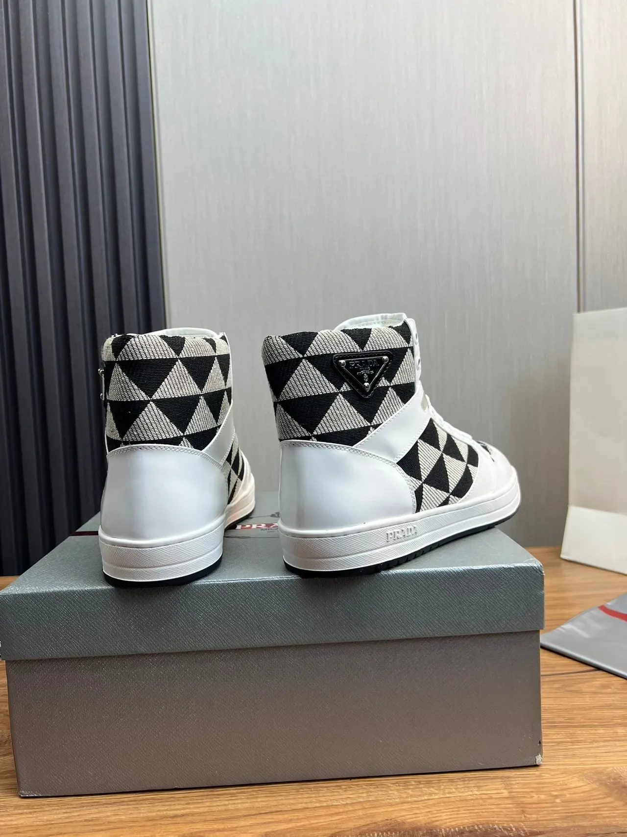 Prada Cloudbust Blanc Noir Baskets Hautes Cuir Brillant Lifestyle 5