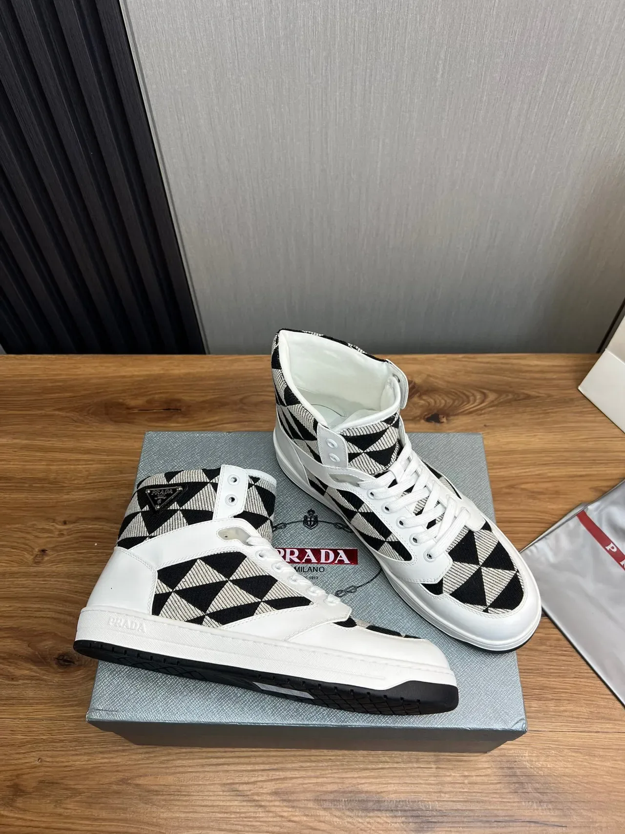 Prada Cloudbust Blanc Noir Baskets Hautes Cuir Brillant Lifestyle 6