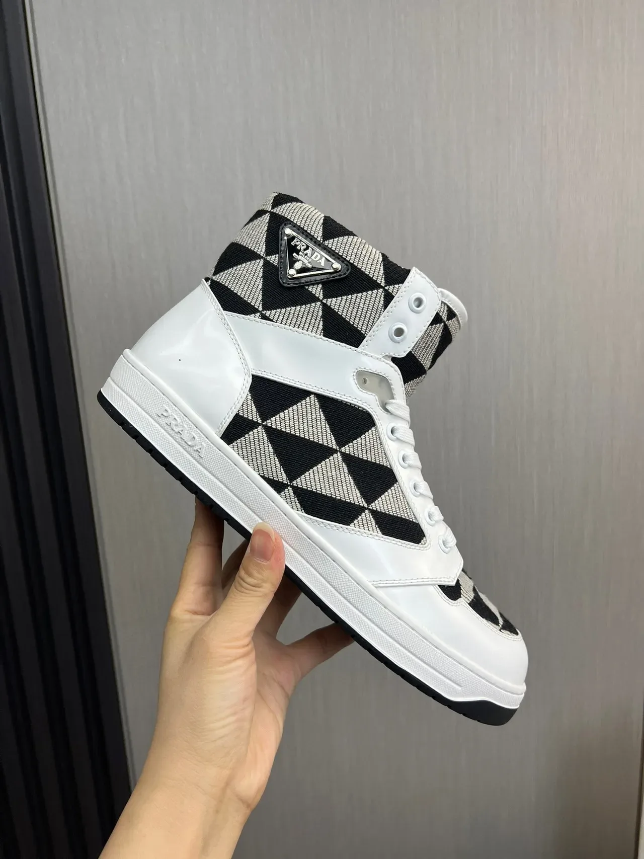 Prada Cloudbust Blanc Noir Baskets Hautes Cuir Brillant Lifestyle 7