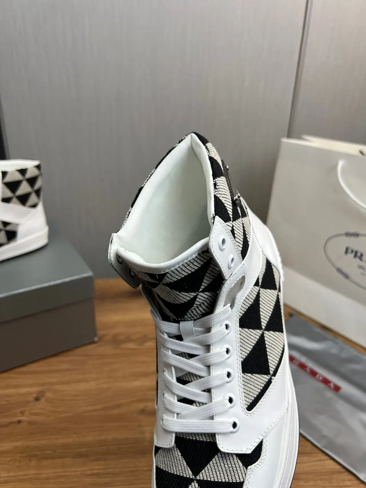 Prada Cloudbust Blanc Noir Baskets Hautes Cuir Brillant Lifestyle 8